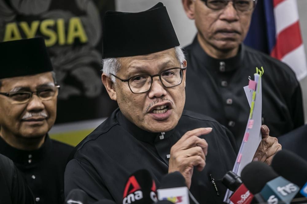 Datuk Seri Hamzah Zainudin (centre) said allowing Prime Minister Datuk Seri Anwar Ibrahim a chance to govern and prepare Malaysia for some tough economic realities in 2023 demonstrated that the Opposition truly cared for the country and its well-being. ― Picture by Hari Anggara