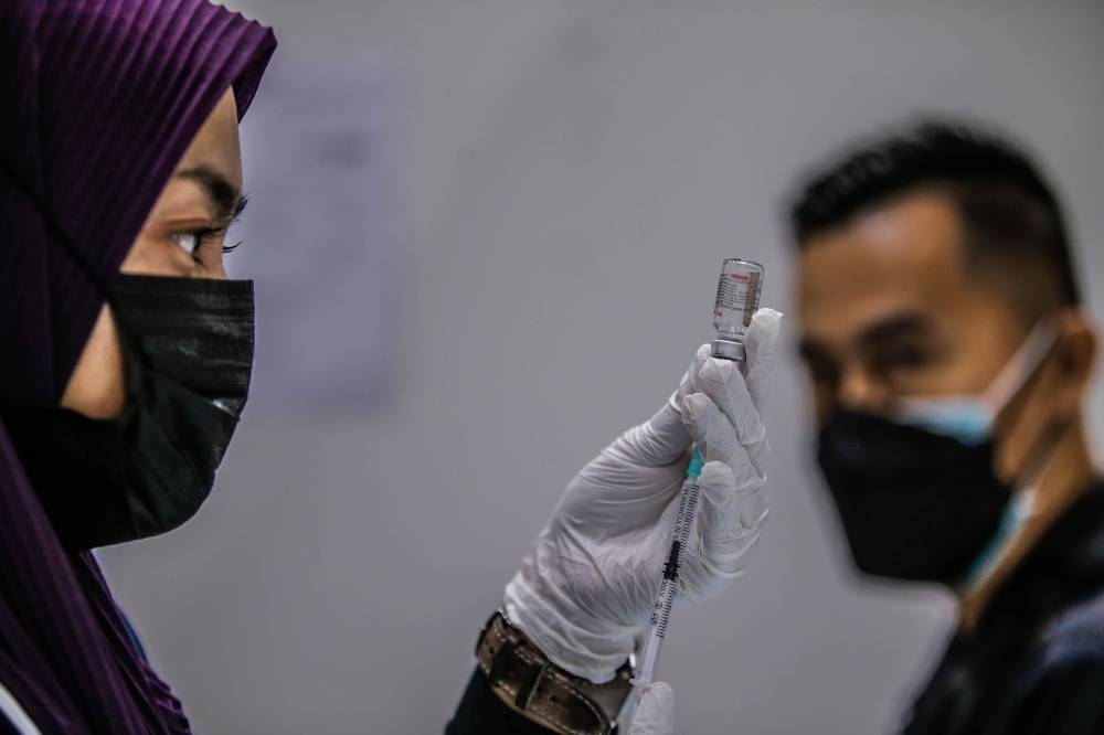 State Health and Unity Committee chairman Ling Tian Soon said as of yesterday, 87 per cent of the population in the state had received primary doses of the Covid-19 vaccine. ― Picture by Hari Anggara.