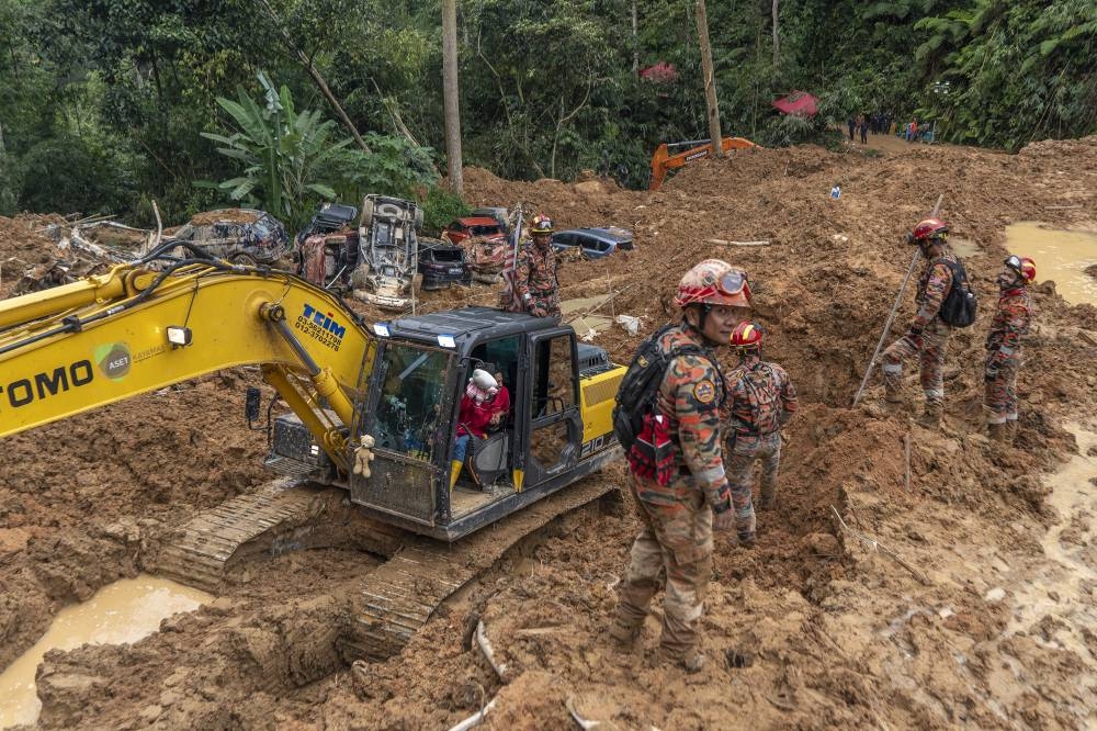 Rescue personnel work at the site of a landslide at the Father's Organic Farm campsite in Batang Kali, December 19, 2022. —  Picture by Shafwan Zaidon