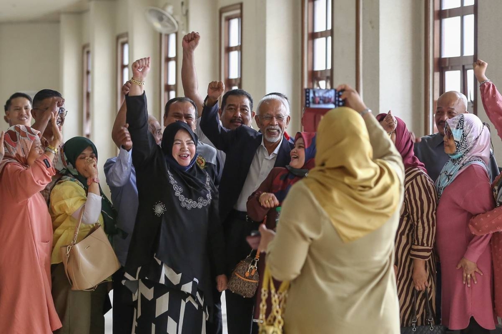 Tan Sri Shahrir Ab Samad and his supporters are pictured at the Kuala Lumpur High Court Complex, January 5, 2023. ― Picture by Yusof Mat Isa