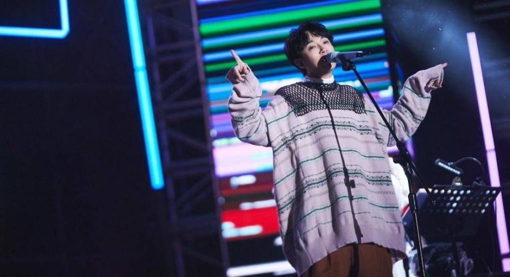 Sodagreen lead singer Wu Qing-feng told a fan to stop attending their concerts as he could not stand her harassment. — Picture via Facebook/ 吳青峰