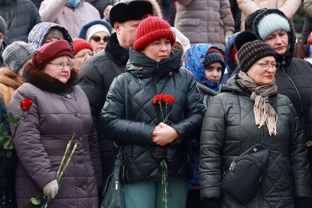 Mourners gather to lay flowers in memory of more than 60 Russian soldiers that Russia says were killed in a Ukrainian strike on Russian-controlled territory, in Samara, on January 3, 2023. — AFP pic