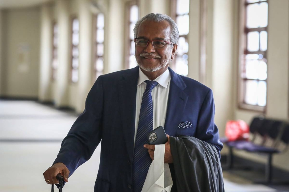Lawyer Tan Sri Shafee Abdullah is pictured at the Kuala Lumpur High Court Complex, January 5, 2023. ― Picture by Yusof Mat Isa