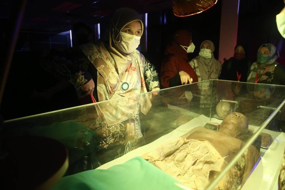 Dr Siti Rosmani explains about the preservation of one's body at Universiti Malaya's Human Anatomy Expo at its Human Anatomy Lab January 5, 2023. — Picture by Choo Choy May