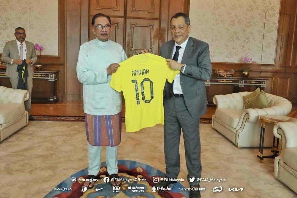 Football Association of Malaysia (FAM) president Datuk Hamidin Mohd Amin (right) poses with Prime Minister Datuk Seri Anwar Ibrahim during a courtesy call at the latter’s office in Putrajaya January 6, 2023. — Picture via Twitter/FAM