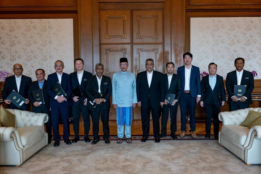 Prime Minister Datuk Seri Anwar Ibrahim said 13 political secretaries to Cabinet ministers took their oaths of secrecy in Putrajaya January 6, 2023. — Picture via Facebook/Anwar Ibrahim