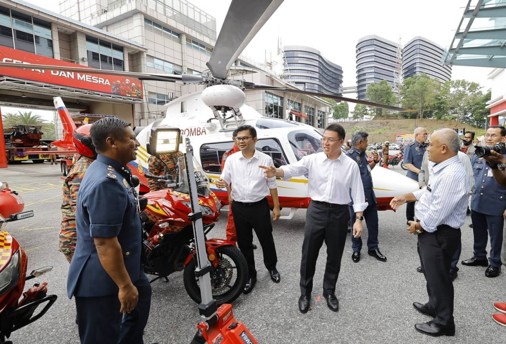 Minister of Local Government Development Nga Kor Ming together with Deputy Minister of Local Government Development, Akmal Nasrullah Mohd Nasir looking at the assets of the Fire and Rescue Department (JBPM) at JBPM Headquarters ib Putrajaya, December 14, 2022. — Bernama pic