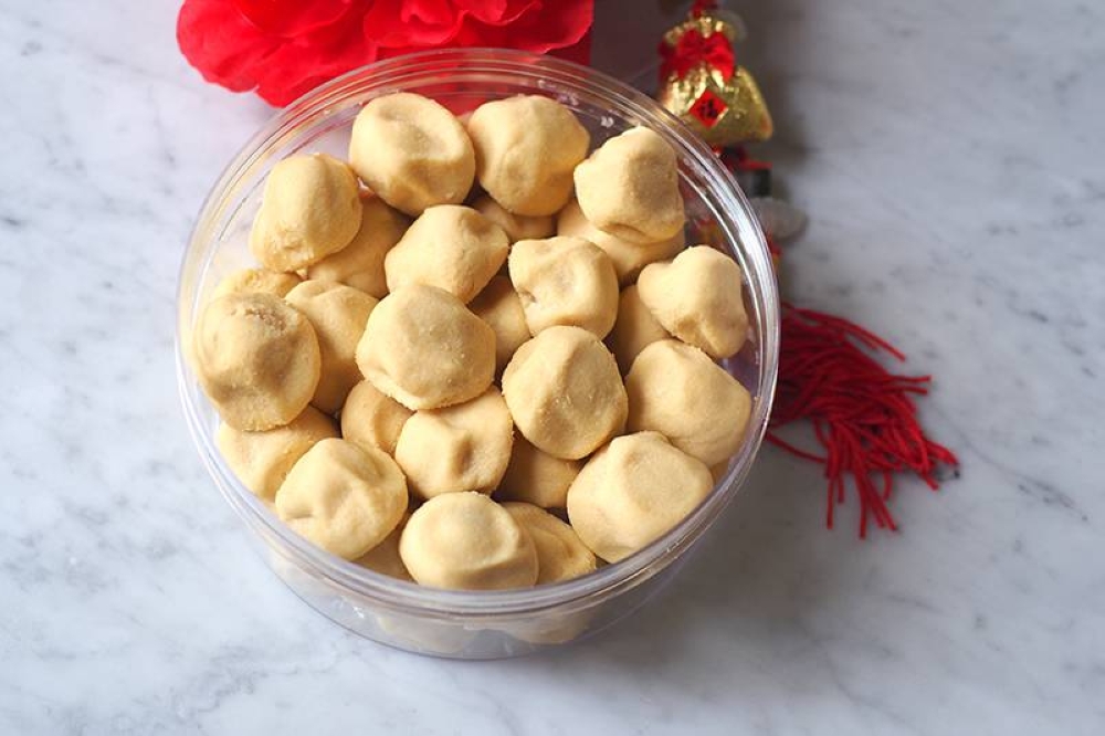 Nut lovers will enjoy these cookies filled with a whole macadamia nut from Kaefin.