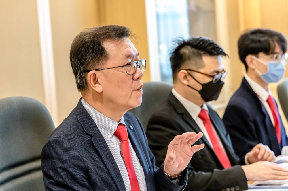 SERC executive director, Lee Heng Guie speaks during SERC Media Briefing and Press Conference on Quarterly Economy Tracker at Wisma Chinese Chamber in Kuala Lumpur January 9, 2023. — Picture by Firdaus Latif