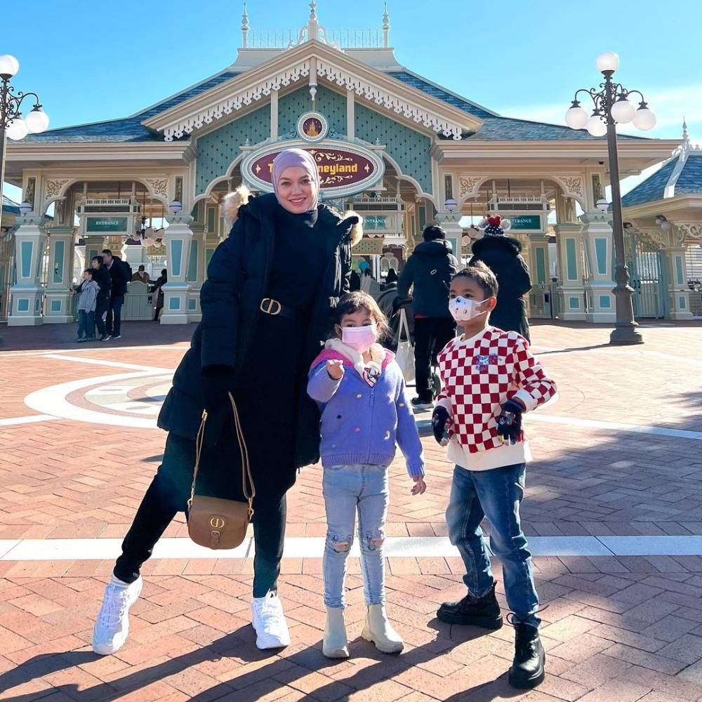 Actress-model Puteri Sarah Liyana has left hubby director Syamsul Yusof a message via her latest Instagram post. — Picture via Instagram/ Puteri Sarah Liyana.