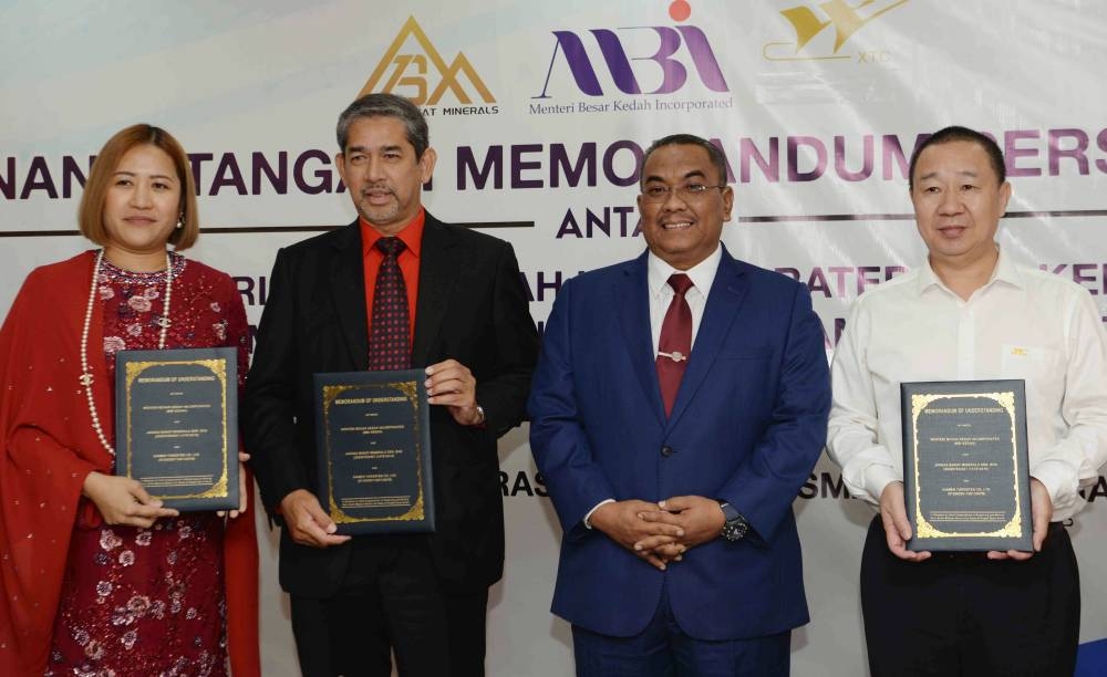 Kedah Mentri Besar Datuk Seri Muhammad Sanusi Md Nor (2nd right) poses with (from left) Jangka Bakat Minerals managing director Datuk Liana Khalid, MBI Kedah CEO Muhamad Sobri Osman and Xiamen Tungsten general manager Liu Wenli after the MoU signing in Alor Setar January 10, 2023. — Bernama pic