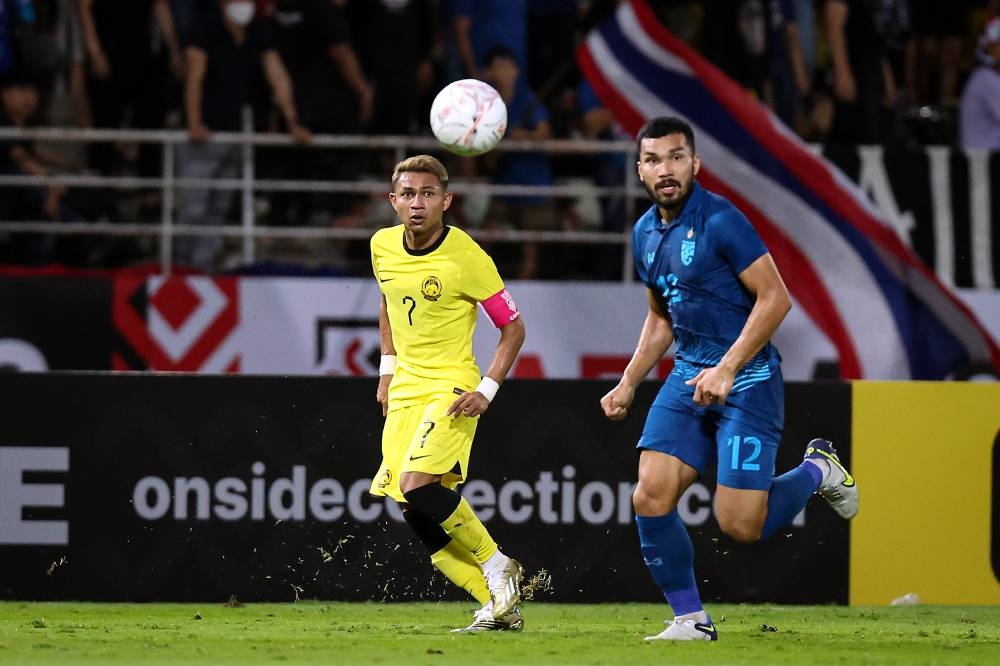 Harimau Malaya's Mohamad Faisal Abdul Halim (left) in action against Thailand at Stadium Thammasat in Pathum Thani January 10, 2023. — Bernama pic