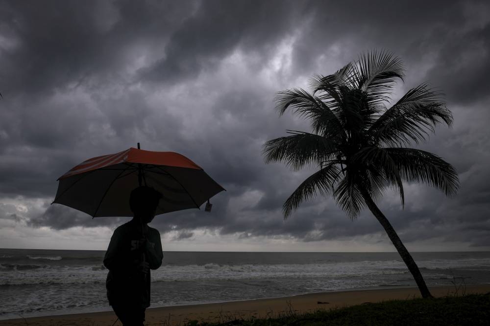 MetMalaysia has issued a warning of thunderstorms, heavy rain, and strong winds in Perak, Terengganu, Pahang and Selangor.— Bernama pic