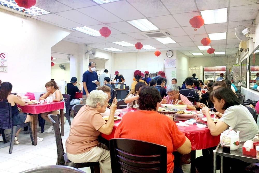 Tables of customers enjoying their dinner at Restoran Kar Hiong.