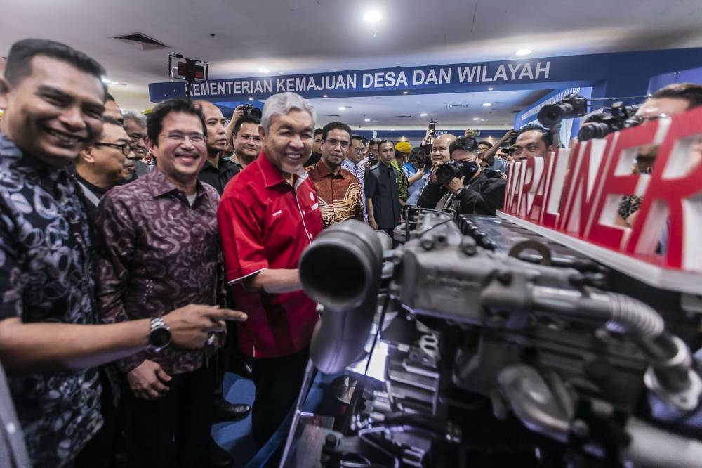 Umno president Datuk Seri Ahmad Zahid Hamidi visits trade booth during Umno's general assembly at World Trade Centre Kuala Lumpur January 12, 2023. — Picture by Hari Anggara