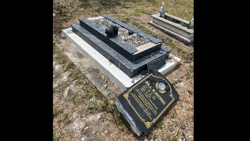 A photo of Bill Kayong’s tombstone that has been vandalised was circulated on Facebook today.