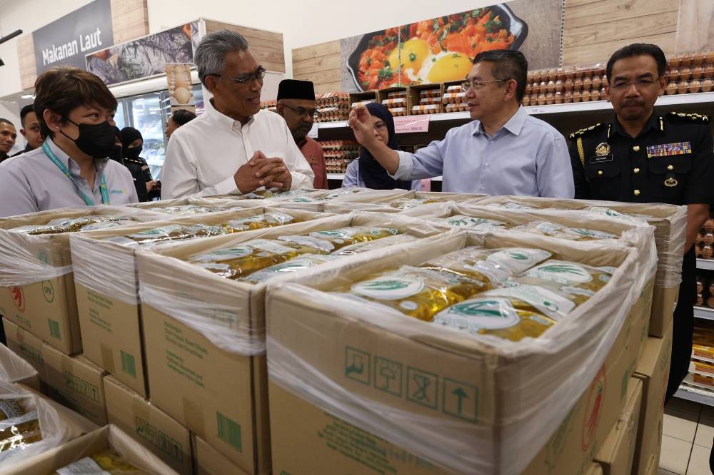 Datuk Seri Salahuddin Ayub (second from right) during a visit to a supermarket in Alor Setar January 12, 2023. — Bernama pic