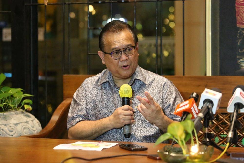 Works Minister Datuk Alexander Nanta Linggi says traffic congestion at RFID lanes is expected to ease with the addition of 12 new lanes, to be in place by mid-April. ― Picture by Choo Choy May