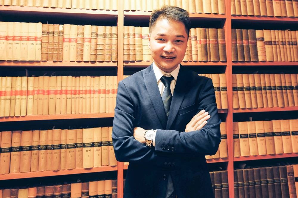 Chin said judges' duties are to dispense justice according to the law and not according to 'individuals or political parties'. ― Picture courtesy of Roger Chin