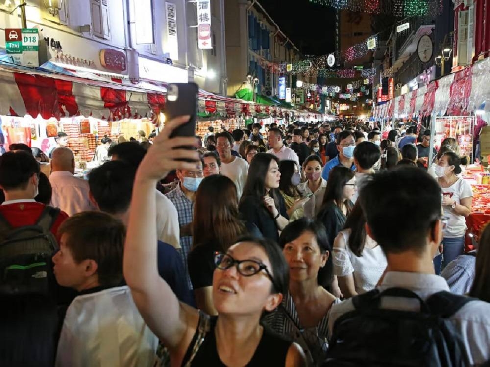 Shoppers throng Singapore's Chinatown CNY bazaar; gridlock at two intersections listed as 'very crowded' on live map - Vimarsana News