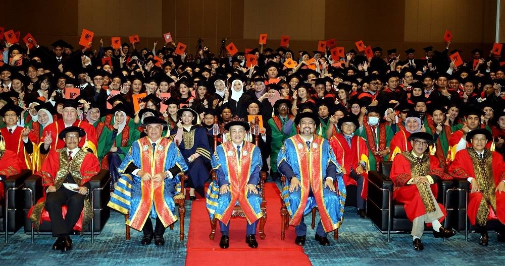Hajiji (centre) posing with the graduates during the convocation ceremony. — Borneo Post Online pic