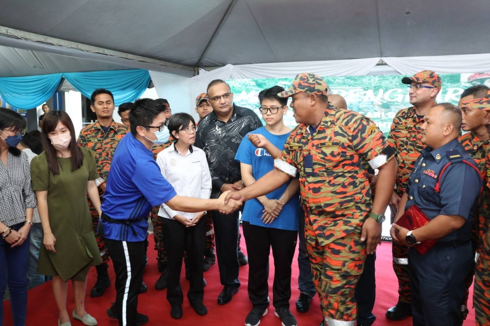 Rescuers meeting with survivors and victims’ relatives at the Search and Rescue Operation Team (SAR) appreciation gathering of the Batang Kali landslide tragedy, at the Civil Defence Department Hulu Selangor Branch Office January 13, 2023. — Bernama pic