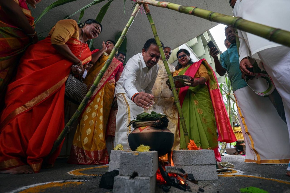 President Tan Sri S.A Vigneswaran and his Deputy Datuk Seri M. Saravanan together with members of the party cooking a sakkarai ponggal meal in conjunction with the Ponggal Day celebration at the MIC Headquarters January 15, 2023. — Bernama pic