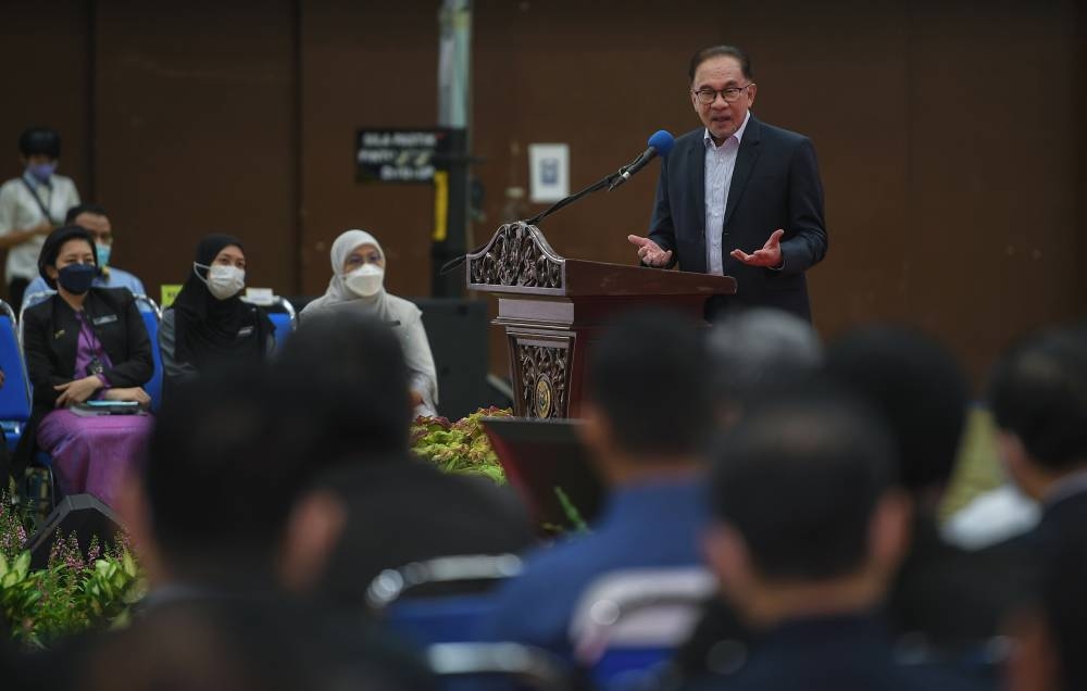 Prime Minister Datuk Seri Anwar Ibrahim today announced that the payment of phase one of Sumbangan Tunai Rahmah (STR) to 8.7 million people in the B40 group worth RM1.67 billion will be credited into the accounts of the registered recipients in stages from tomorrow. — Bernama pic