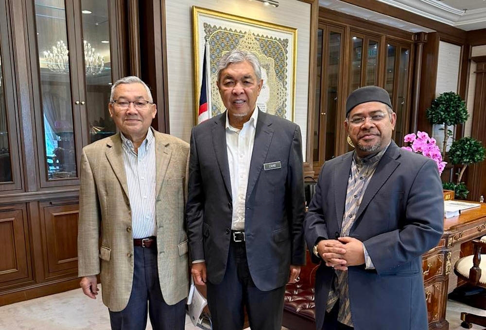 (From left)  Datuk Dusuki Ahmad, Datuk Seri Ahmad Zahid Hamidi and Datuk Khairuddin Aman Razali pose for a picture during a visit to the former’s house January 17, 2023. — Picture via Facebook/Zahid Hamidi