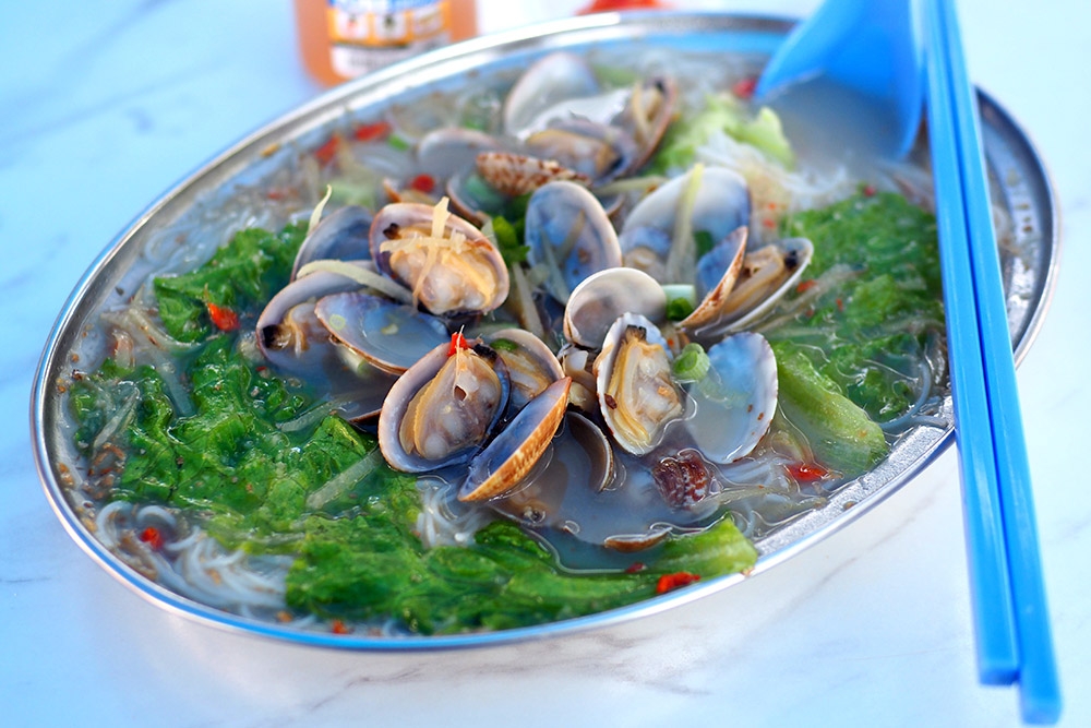 The lala clams are fresh and tasty with the steamed 'bee hoon' and clear chicken broth.