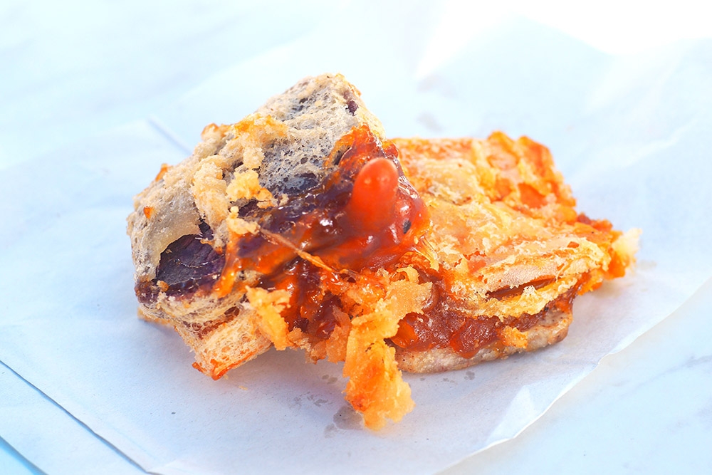 Snack on this gooey 'niab gao' sandwiched between two types of sweet potatoes.