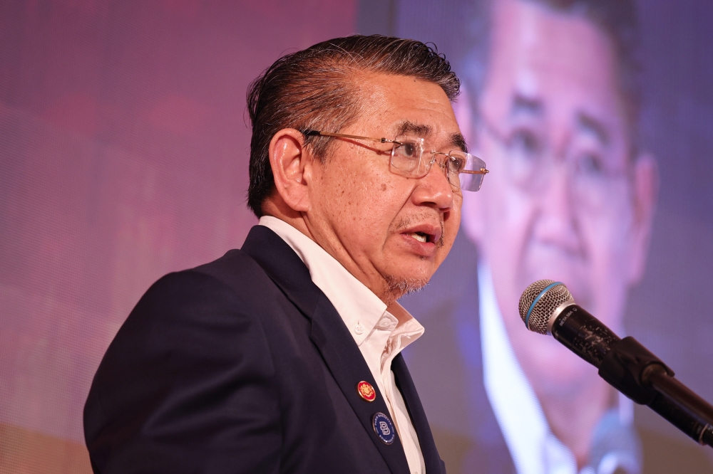 Salahuddin: Domestic Trade Ministry aims to tackle hardcore poverty in Malaysia under Budget 2023 - Vimarsana News