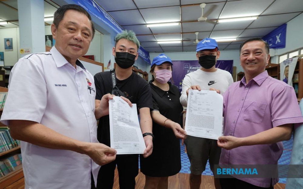 Three Johoreans in search of a better career prospect overseas had been tricked by a syndicate, allegedly pretending to be an employment agency from China, that caused them to be stranded in Dubai for about a year. — Picture via Twitter/Bernama