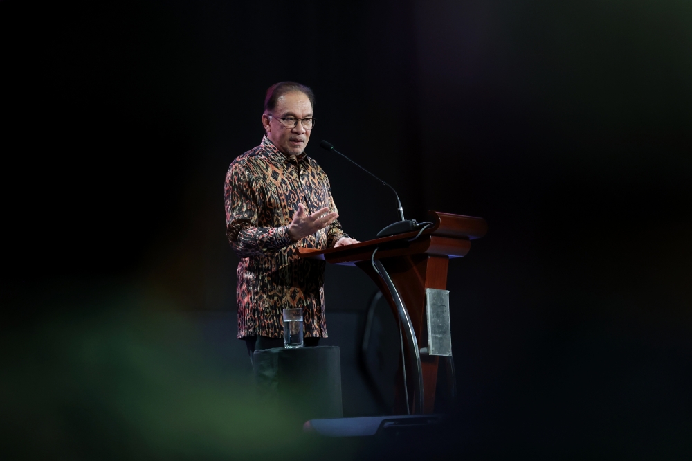 Datuk Seri Anwar Ibrahim speaks during a state banquet hosted in his honour at the Borneo Convention Centre Kuching January 19, 2023. — Bernama pic