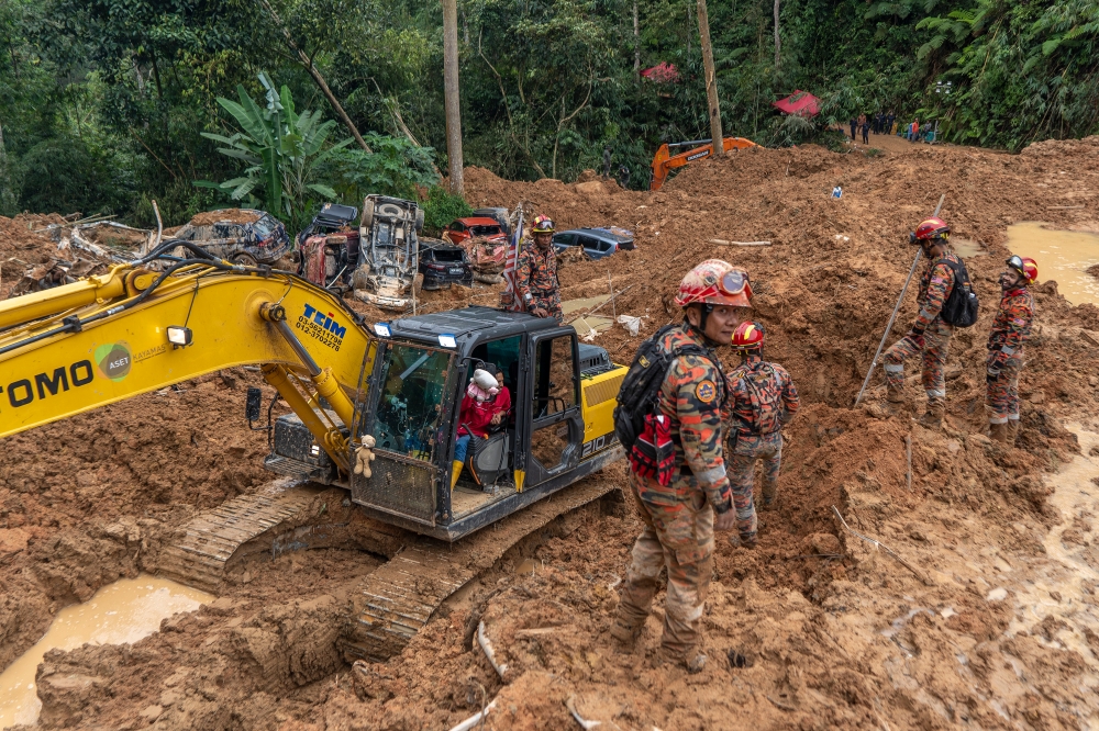 Rescue personnel work at the site of a landslide at the Father's Organic Farm campsite in Batang Kali, December 19, 2022. —  Picture by Shafwan Zaidon