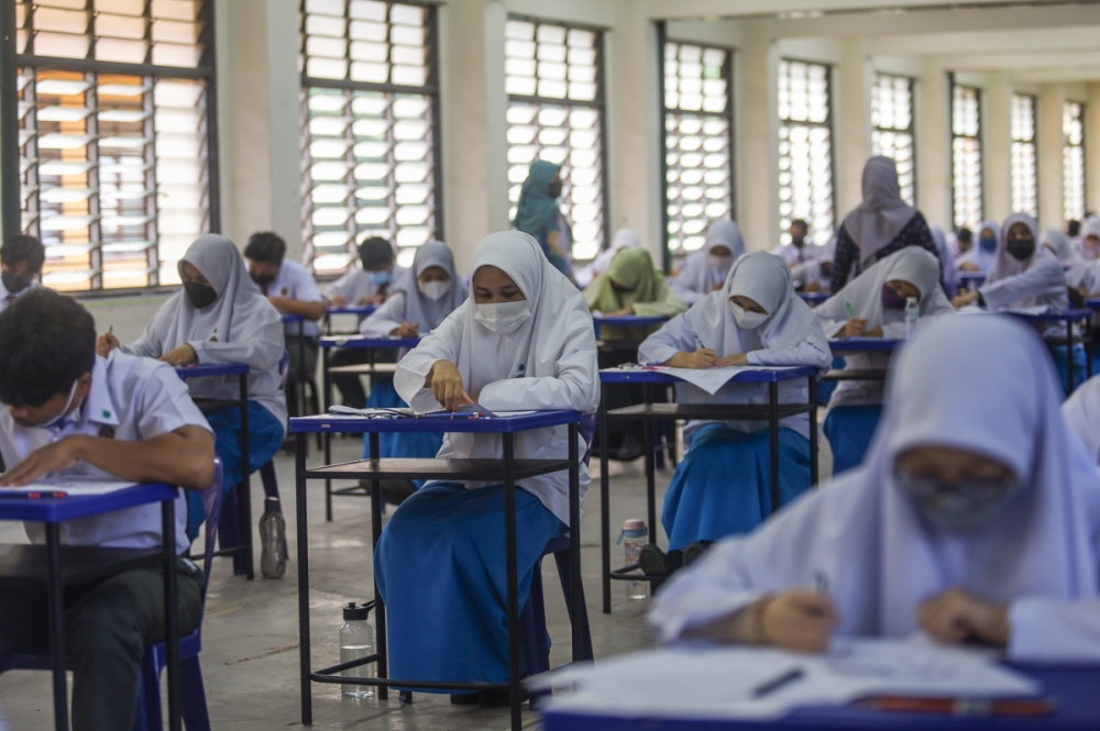 Sijil Pelajaran Malaysia candidates sit for the first day of the 2021 examinations at Sekolah Menengah Kebangsaan Seksyen 7 in Shah Alam March 3, 2022. — Picture by Yusof Mat Isa