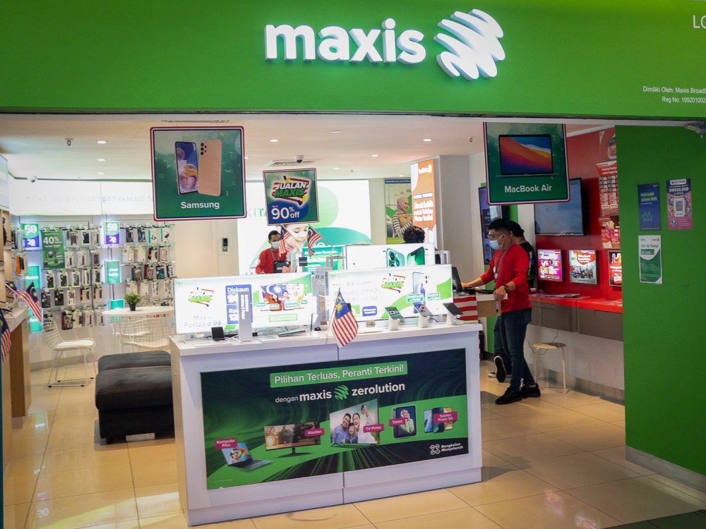 A view of a Maxis outlet at Metro Kajang August 3, 2022. — Picture by Devan Manuel