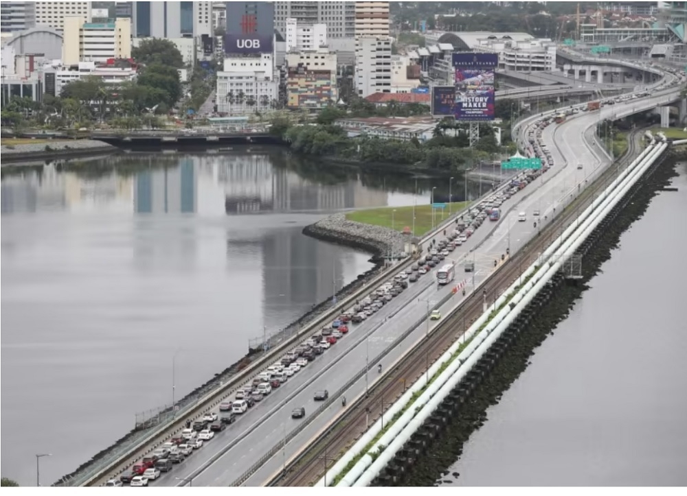 Heavy departing car traffic bound for Johor Baru, Malaysia seen on the Causeway in Woodlands, at about 3pm on Jan 20, 2023. — TODAY pic