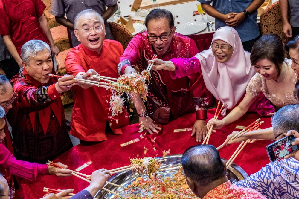 Prime Minister Datuk Seri Anwar Ibrahim (third from left) tosses 'yee sang' in conjunction with Chinese New Year celebrations at Wisma MCA in Kuala Lumpur January 22, 2023. ― Picture by Firdaus Latif