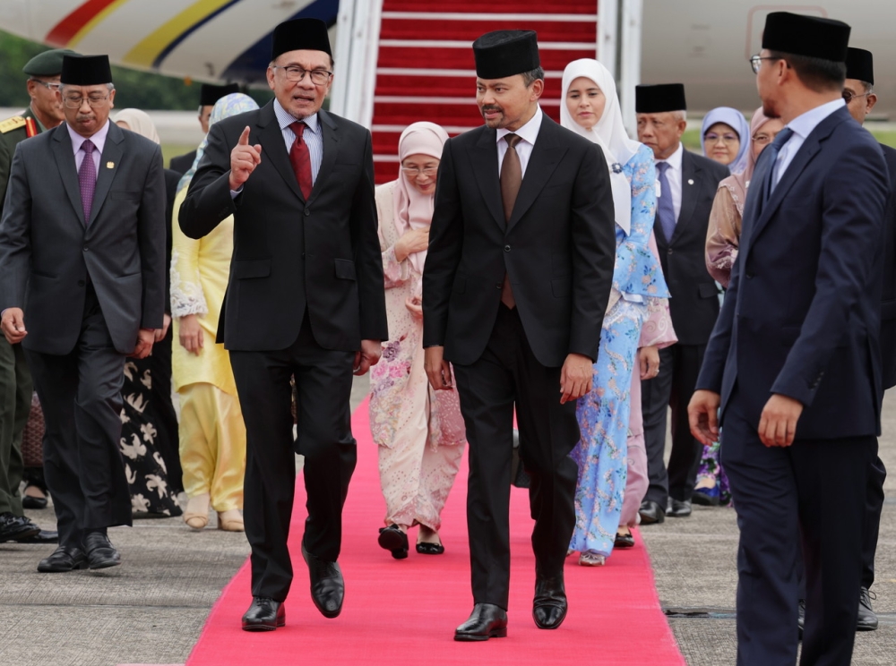 Prime Minister Datuk Seri Anwar Ibrahim being greeted by Brunei Crown Prince, Pengiran Muda Mahkota Al-Muhtadee Billah Sultan Hassanal Bolkiah upon arrival in Brunei for two-day official visit. — Bernama pic