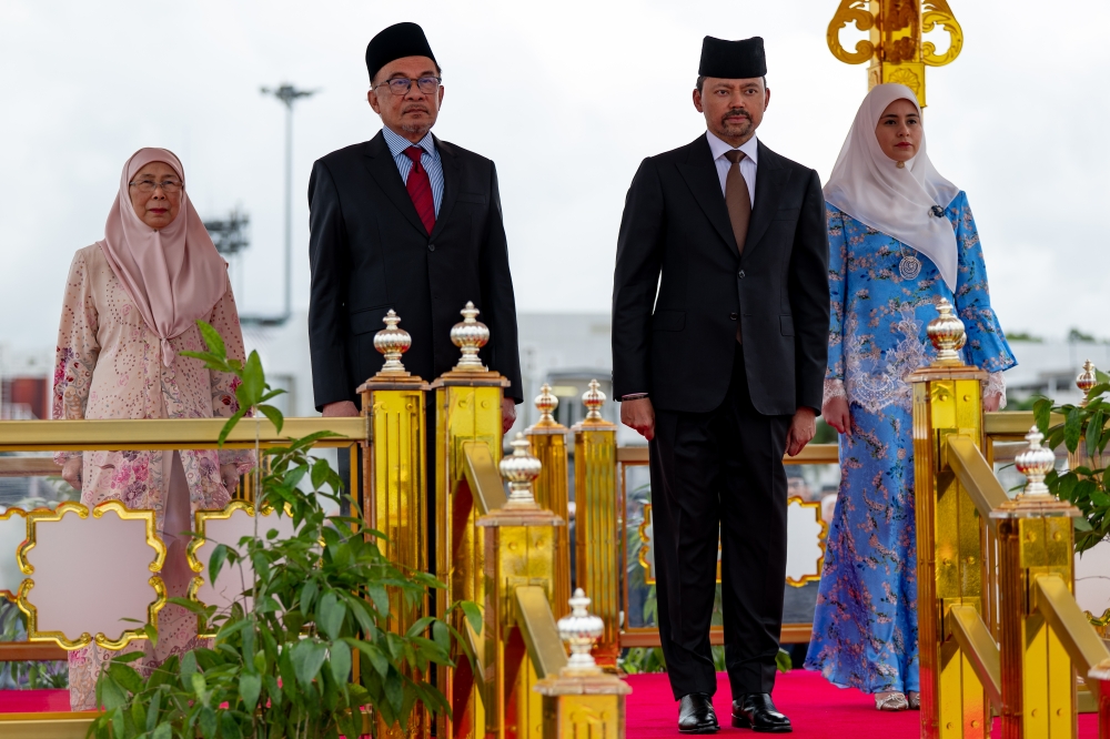 Anwar was accorded an official welcoming ceremony at the airport. The national anthem of Malaysia, 'Negaraku', was played, followed by Brunei Darussalam’s national anthem, 'Allah Peliharakan Sultan’. — Picture by SADIQ ASYRAF/Prime Minister’s Office of Malaysia