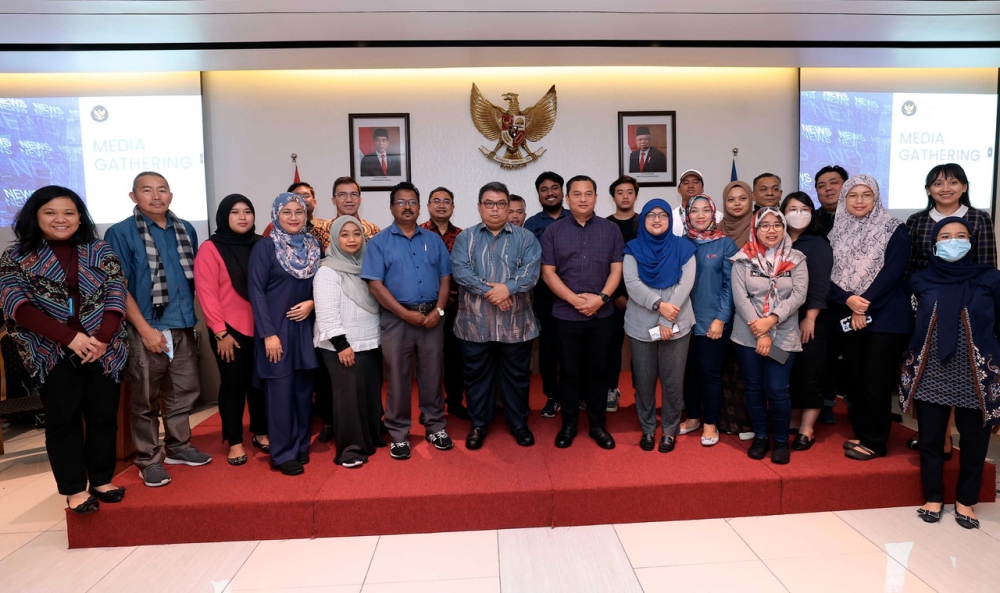 Consulate General of the Republic of Indonesia Johor Baru Sigit S. Widiyanto (centre) poses with members of the Johor Media Club at the Silaturahim Gathering Johor Media with the Consulate General at the Consulate General of the Republic of Indonesia, Johor Baru January 24, 2023. — Bernama pic