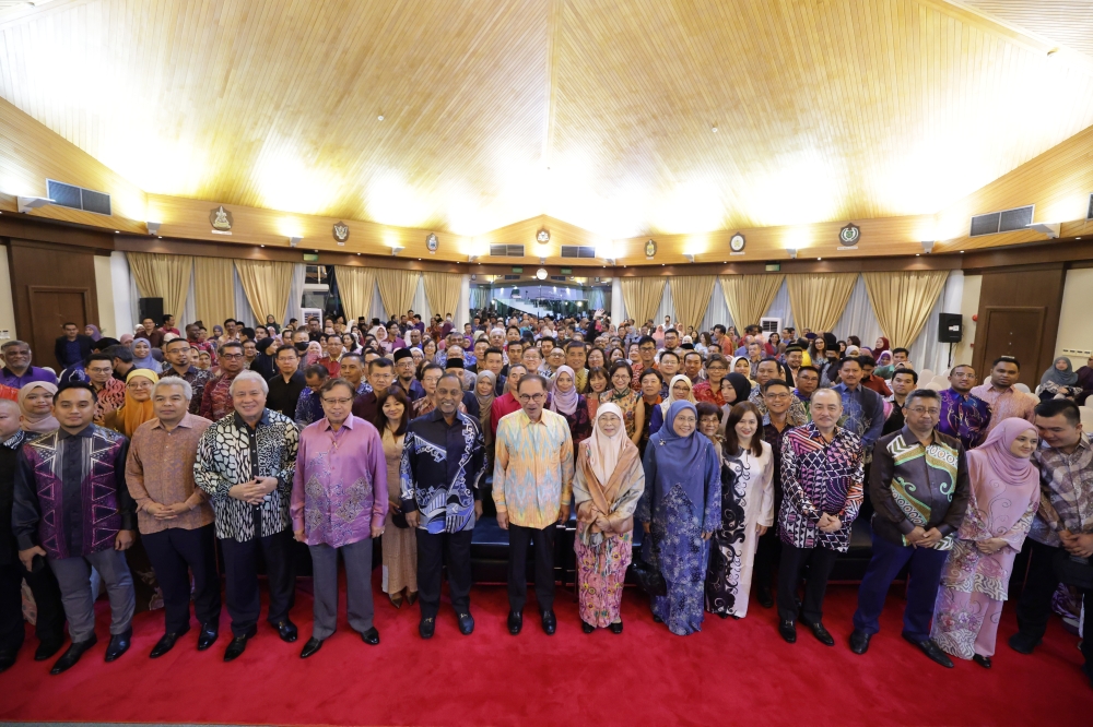 PM Anwar meets Malaysians living in Brunei