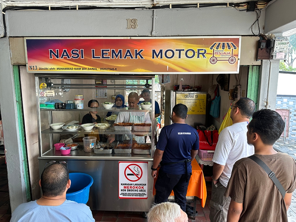Expect to wait in line when you visit this stall as it's popular with visitors and workers from the hospital