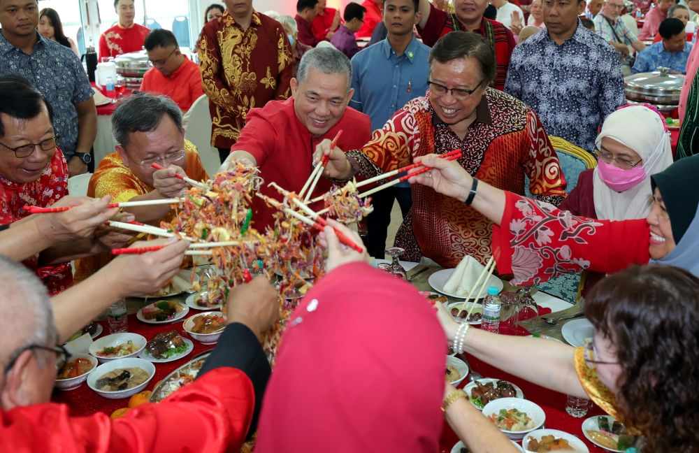 Sarawak Premier Tan Sri Abang Johari Tun Openg (right, fourth) and wife Puan Sri Juma'ani Tuanku Bujang (tiga, kanan) tossing the yee sang alongside deputy prime minister Datuk Seri Fadillah Yusof and deputy premier Prof Datuk Seri Sim Kui Hian. — Bernama pic
