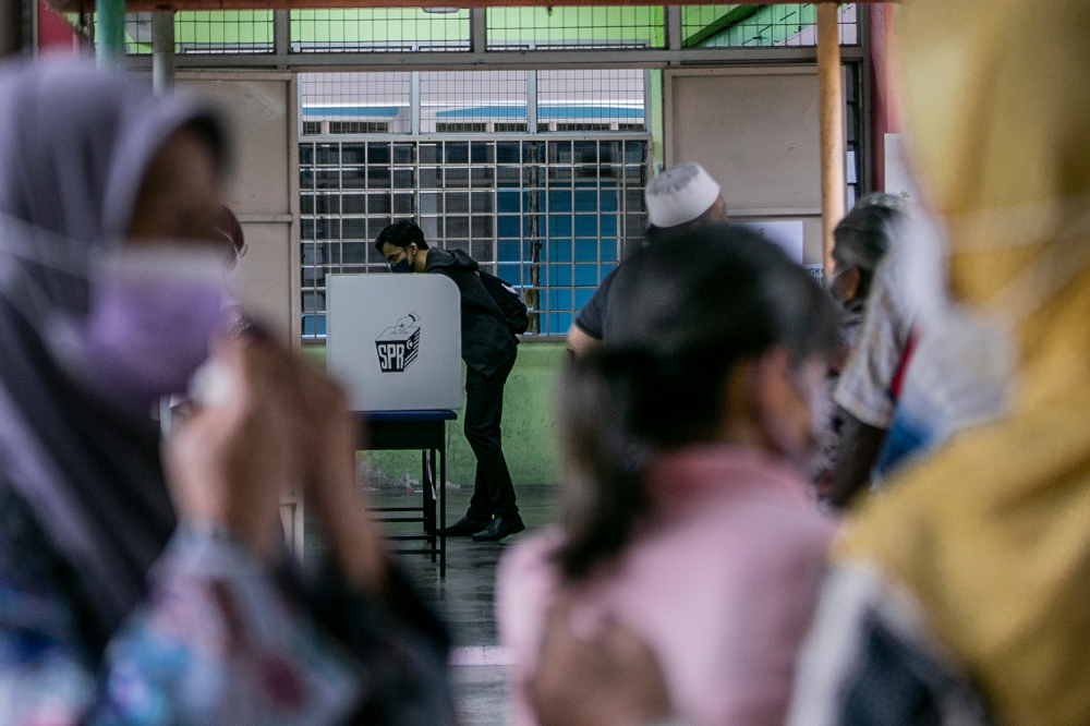 Voters queue up to cast their votes at the SJK (C) Selayang Baru November 16, 2022. — Picture by Hari Anggara