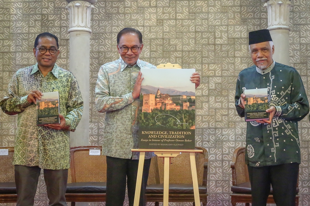 Prime Minister Datuk Seri Anwar Ibrahim (centre) during the launch of the book ‘Knowledge, Tradition and Civilization: Essay Honour of Professor Osman Bakar’ at the International Institute of Islamic Thought and Civilisation,  International Islamic University Malaysia in Kuala Lumpur January 26, 2023. — Picture by Yusof Mat Isa