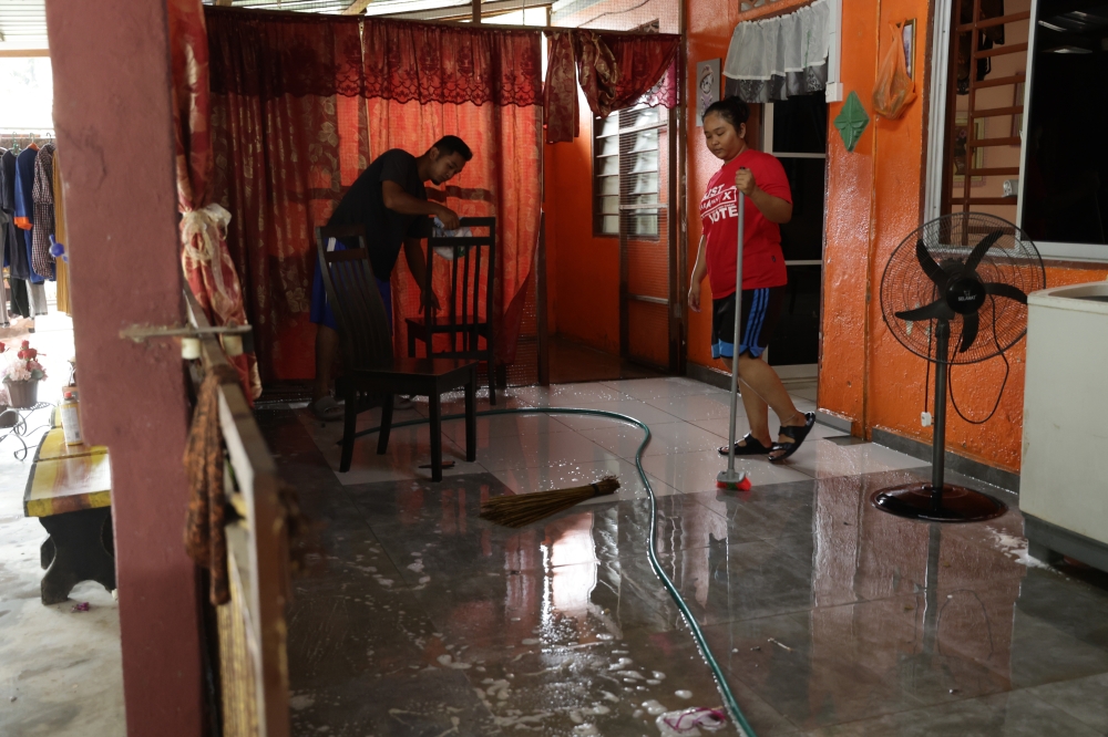 In Johor, the number of victims at PPS continued to drop with 4,575 people recorded as at 8pm compared with 5,427 people in the afternoon. — Bernama pic