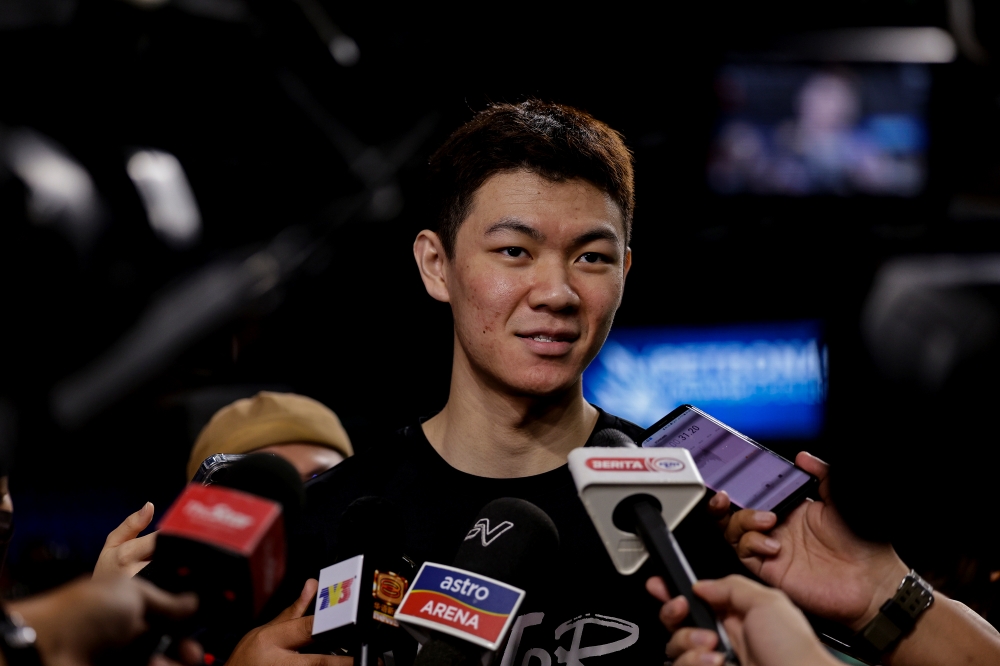 A series of unforced errors left Zii Jia with too much to do as Ka Long romped home to seal his place in the last eight. ― Bernama pic