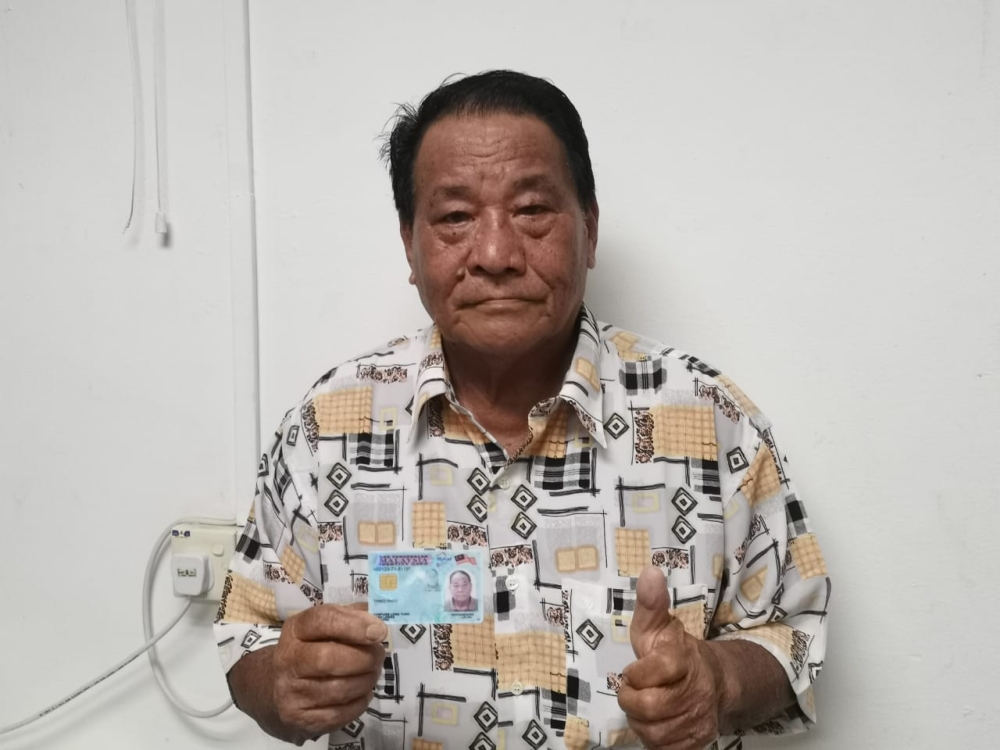 Tabed shows his MyKad. — Borneo Post pic